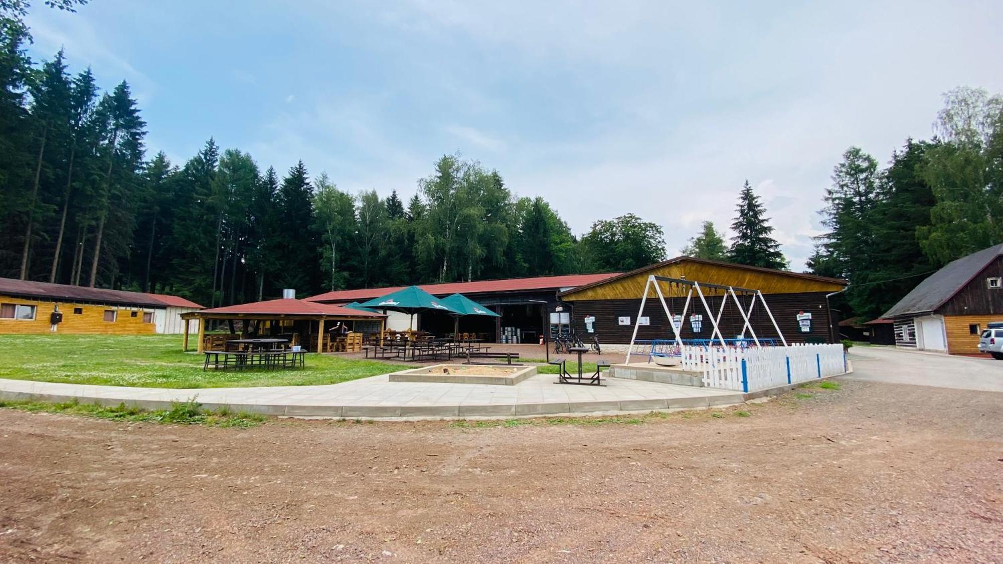 Chatovy Areal Zderina Police nad Metuji Bagian luar foto